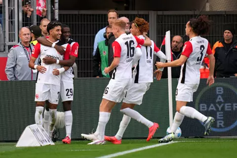 تفوق بالأرقام على 10 لاعبين.. هل ظُلم مرموش بغيابه عن المرشحين لـ"بالون دور"؟